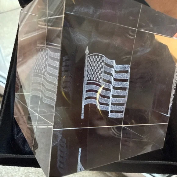 3D American FLAG GLASS PAPERWEIGHT Laser Etched Crystal Cube With Box - Picture 5 of 8